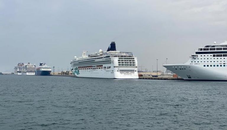مدينة دبي تغيث 13 سفينة سياحية عالقة