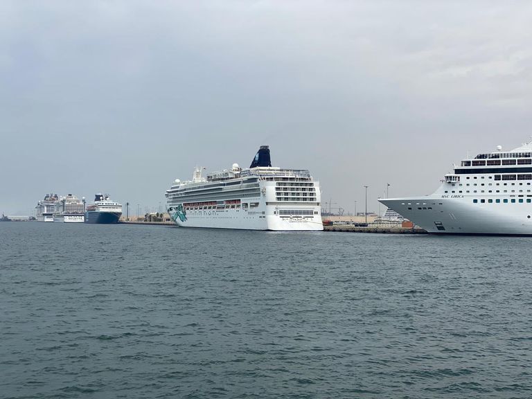 مدينة دبي تغيث 13 سفينة سياحية عالقة