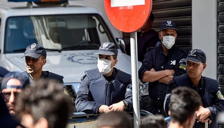 الشرطة الجزائرية بالأقنعة خلال تطبيق الحجر الصحي