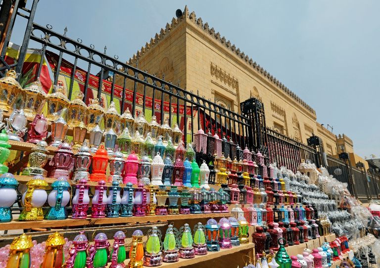 سيدات يرتدين الكمامات لشراء احتياجاتهن