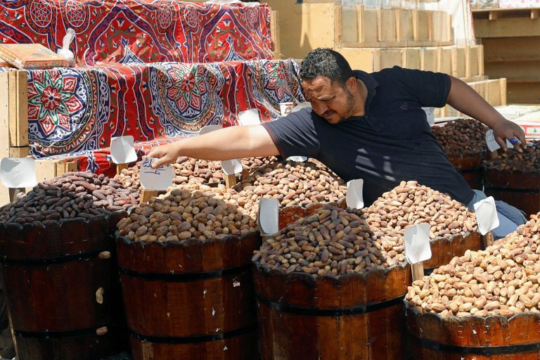 سيدات يرتدين الكمامات لشراء احتياجاتهن