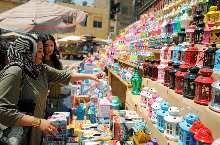 سيدات يرتدين الكمامات لشراء احتياجاتهن