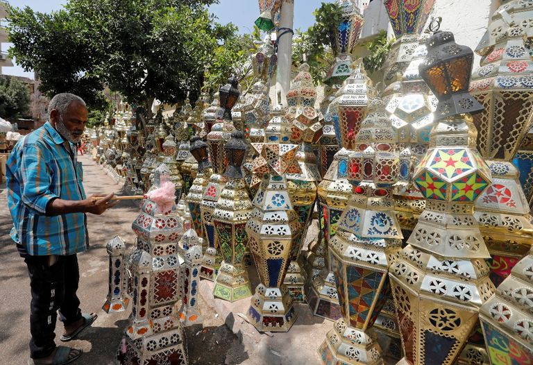 سيدات يرتدين الكمامات لشراء احتياجاتهن