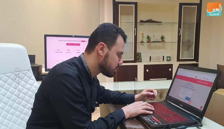 كاميرا العين الإخبارية في مقر المهندس المصري محمود عسكر صاحب تطبيق فيروس ميتر، يعمل على تطبيقه وهو تطبيق مصري يتابع أخبار و ينشر فيديوهات حول فيروس كورونا المستجد شقيقان يطلقان أول تطبيق مصري عن كورونا