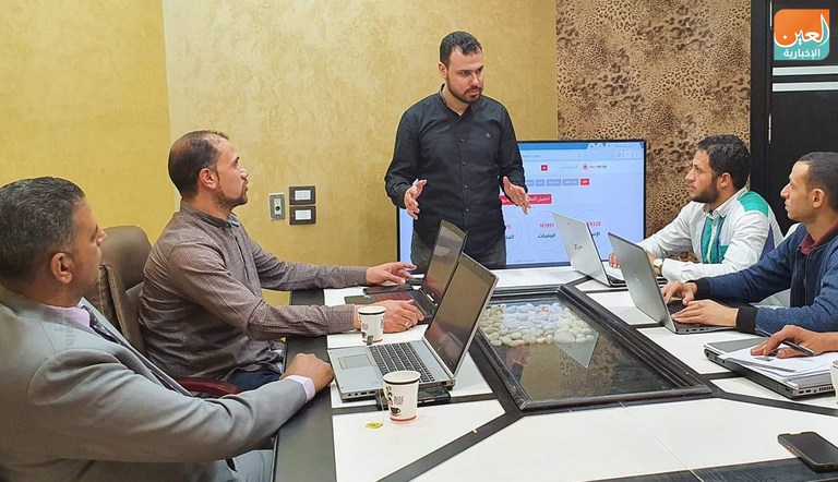 كاميرا العين الإخبارية في مقر المهندس المصري محمود عسكر صاحب تطبيق فيروس ميتر، يعمل على تطبيقه الخاص بفيروس كورنا المستجد ومعه أشخاص تعمل على إنشاء التطبيق شقيقان يطلقان أول تطبيق مصري عن كورونا