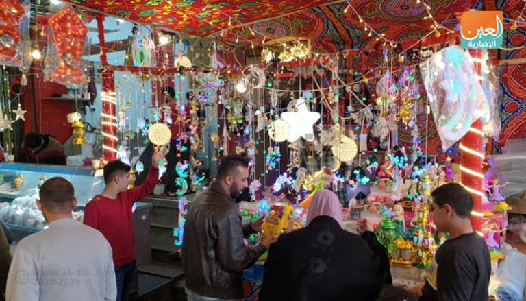فلسطينيون في أحد أسواق غزة يشترون احتياجاتهم لشهر رمضان