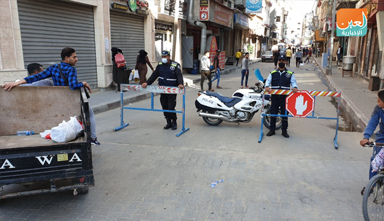 فلسطينيون في أحد أسواق غزة يشترون احتياجاتهم لشهر رمضان