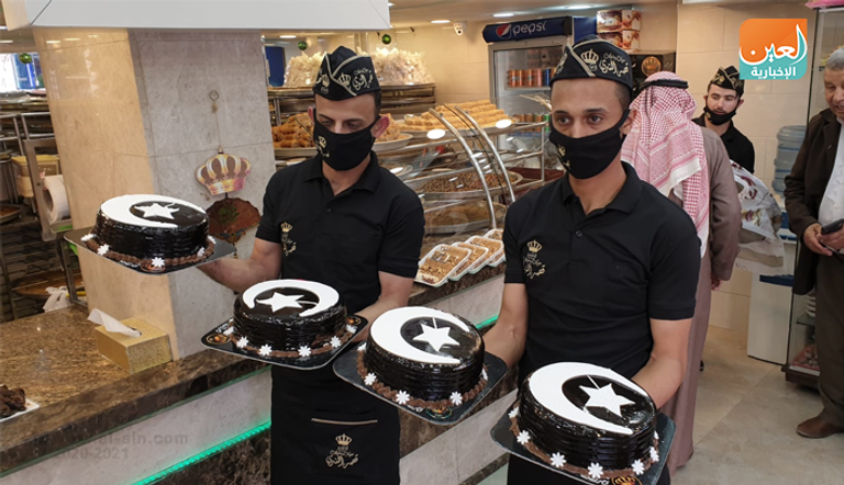 فلسطينيون في أحد أسواق غزة يشترون احتياجاتهم لشهر رمضان