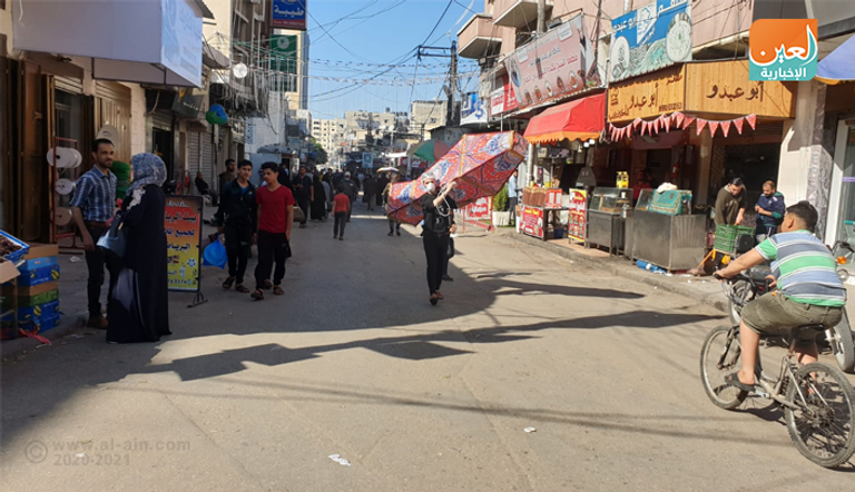 فلسطينيون في أحد أسواق غزة يشترون احتياجاتهم لشهر رمضان