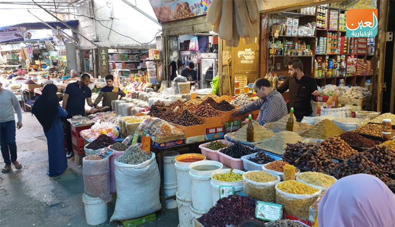 فلسطينيون في أحد أسواق غزة يشترون احتياجاتهم لشهر رمضان