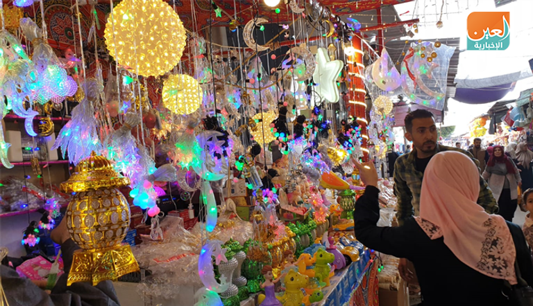 فلسطينيون في أحد أسواق غزة يشترون احتياجاتهم لشهر رمضان