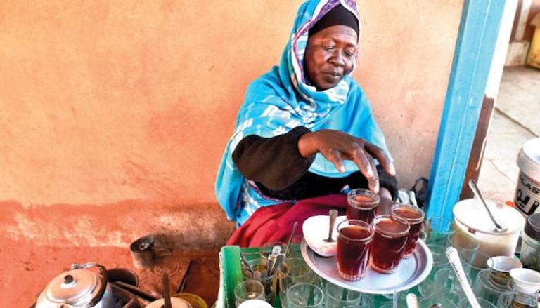 زينب جمعة إحدى بائعات الشاي بوسط الخرطوم