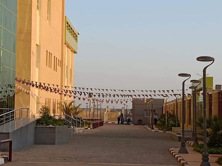 أطباء مع زينة رمضان بأحد مستشفيات العزل في مصر