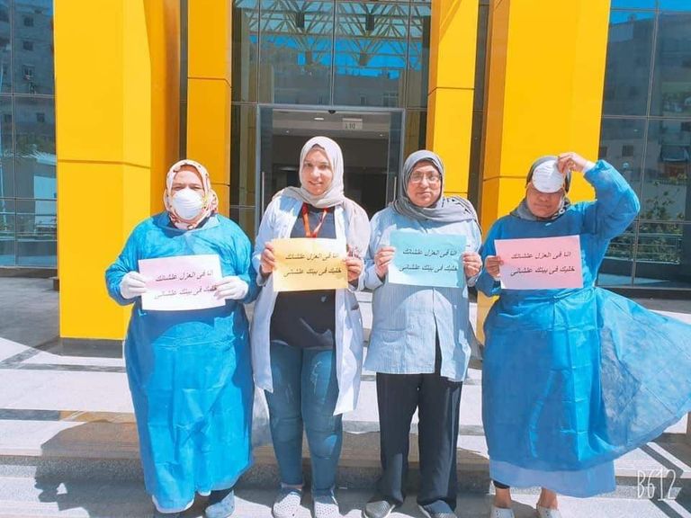 سوسن محمد وزميلتها من داخل مستشفى العزل