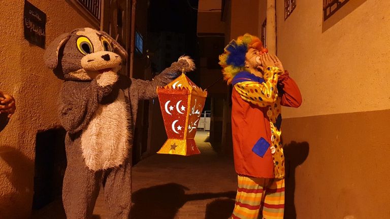 شباب ينشرون البهجة في شوارع غزة بمبادرة