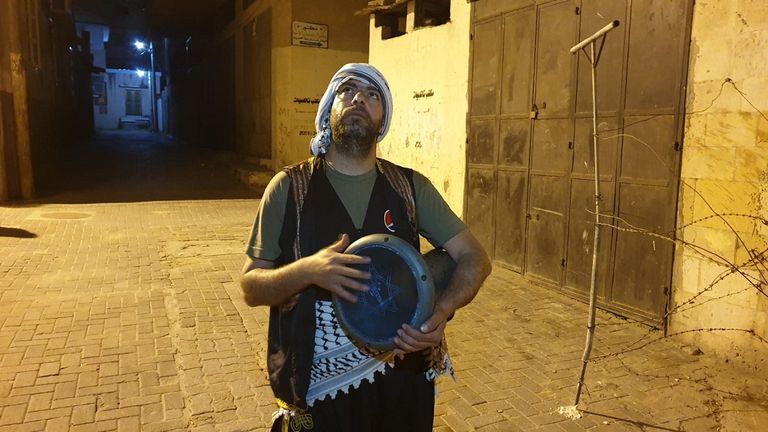 شباب ينشرون البهجة في شوارع غزة بمبادرة