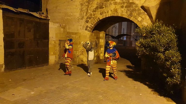 شباب ينشرون البهجة في شوارع غزة بمبادرة