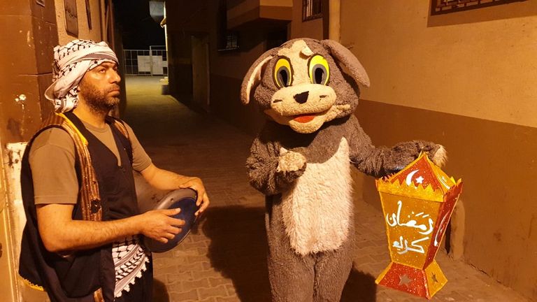 شباب ينشرون البهجة في شوارع غزة بمبادرة