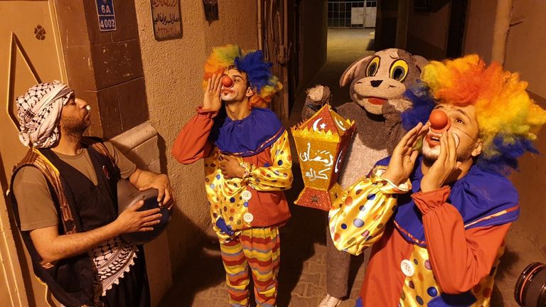 شباب ينشرون البهجة في شوارع غزة بمبادرة