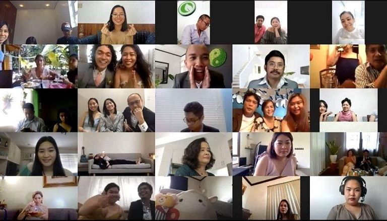 زوجان فلبينيان يواجهان "حجر كورونا" بزفاف "أون لاين"