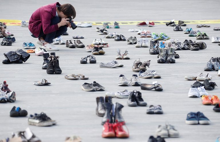 أحذية وضعها نشطاء البيئة في ساحة بمدينة زيورخ