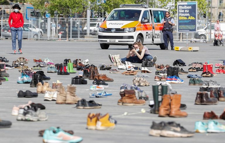 أحذية وضعها نشطاء البيئة في ساحة بمدينة زيورخ