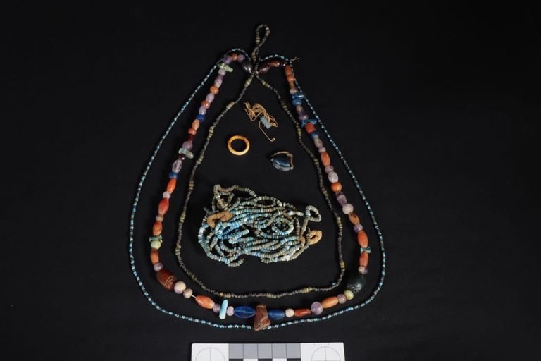 تابوت خشبي يعود للأسرة الـ17 الفرعونية