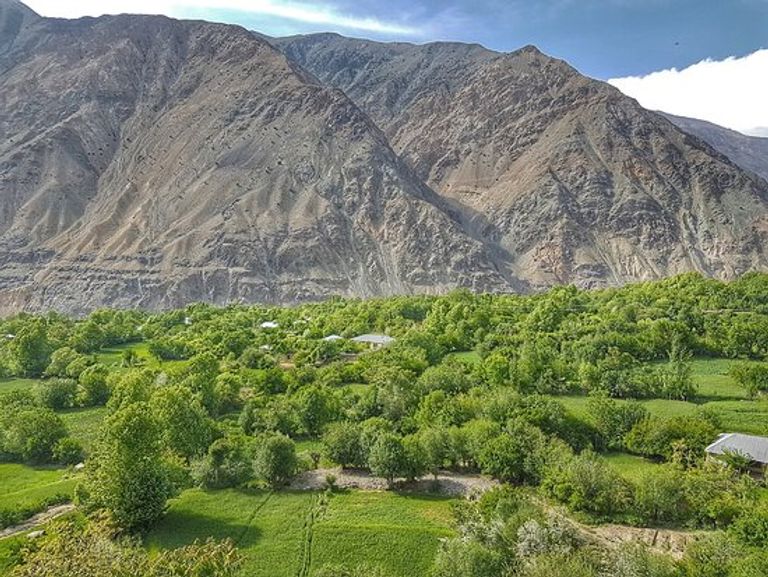 عمال يعقمون حاجزا قرب نفق لواري في مقاطعة شيترال