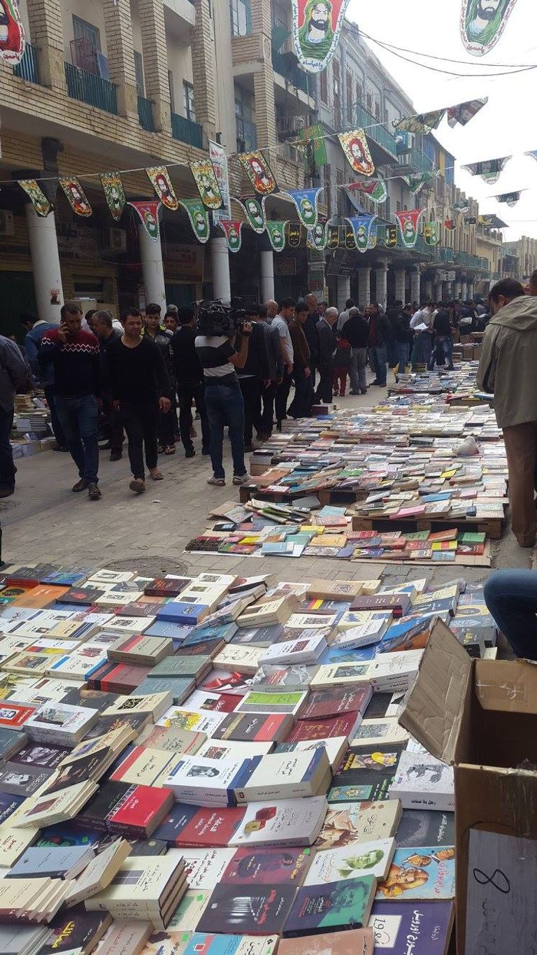 باعة الكتب في شارع المتنبي ببغداد - أرشيفية