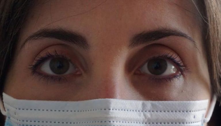 طبيبة إيطالية ترتدي الكمامة خلال فحصها مصابين بفيروس كورونا