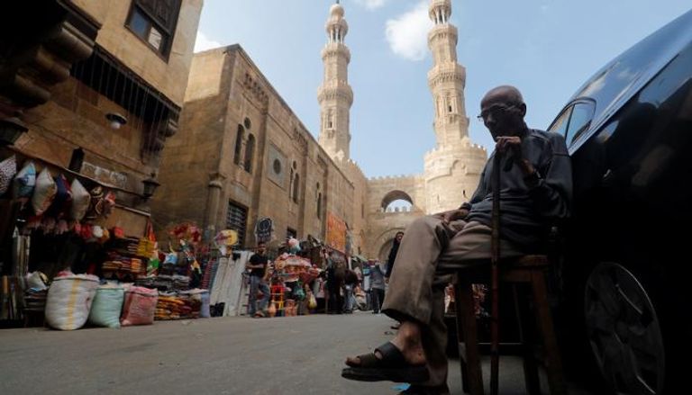 مسن مصري بالقرب من باب زويلة في القاهرة
