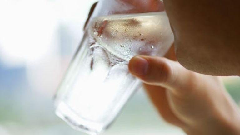 شخص يتناول المياه كيفية التخلص من العطش في رمضان