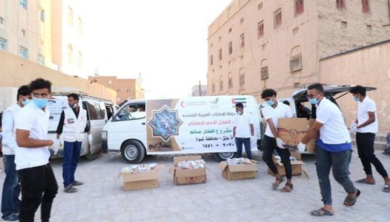 360 ألف شخص يستفيدون من المير الرمضاني للهلال الأحمر الإماراتي في اليمن