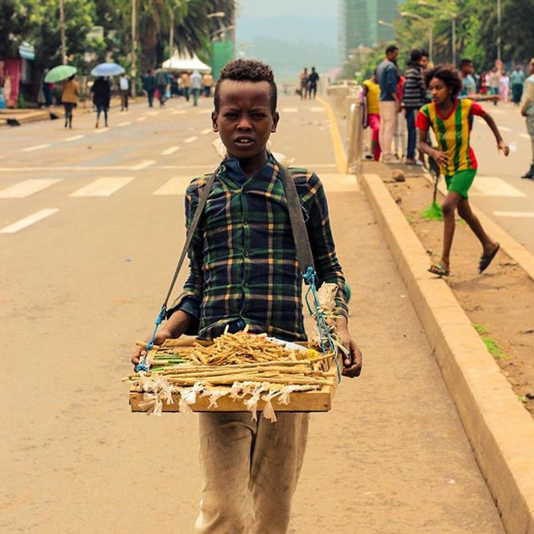 طفل يبيع السواك، في العاصمة الإثيوبية أديس أبابا أمينة جابر إحدى بائعات السواك بأديس أبابا