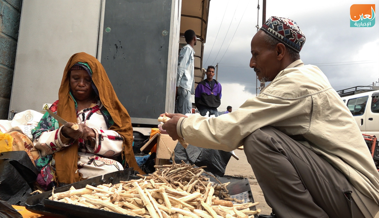 أمينة جابر، أحد باعة السواك في سوق "ماركاتو" الإثيوبي أمينة جابر إحدى بائعات السواك بأديس أبابا