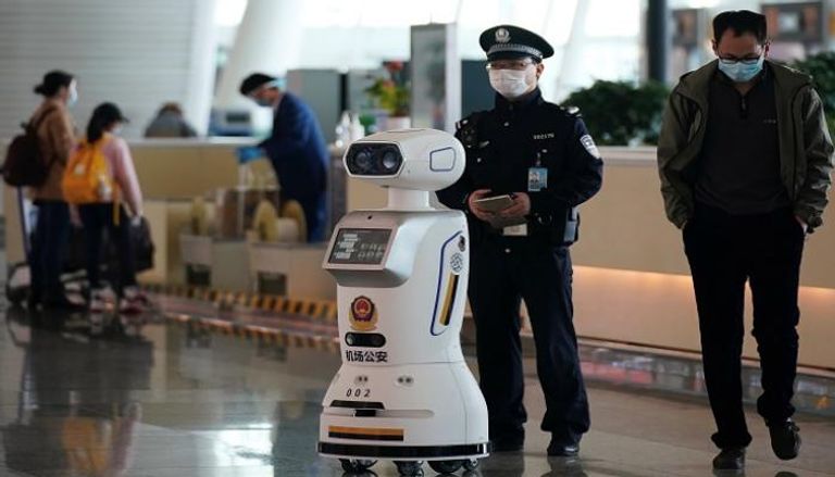 روبوت شرطة في مطار ووهان الدولي