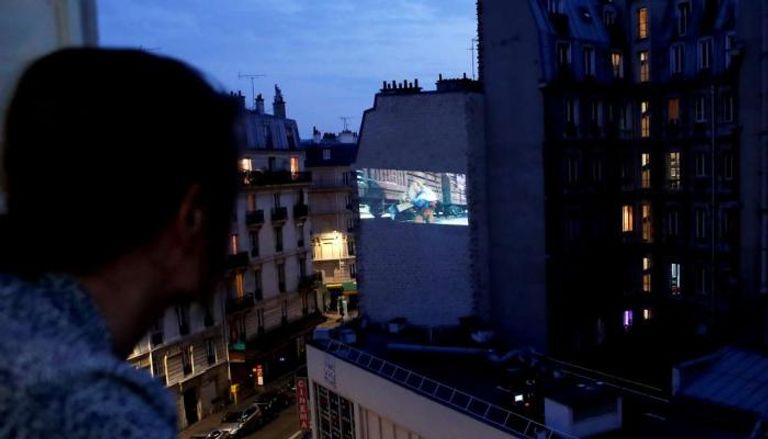 سينما باريسية تعرض أفلامها على الجدران بعد قيود كورونا