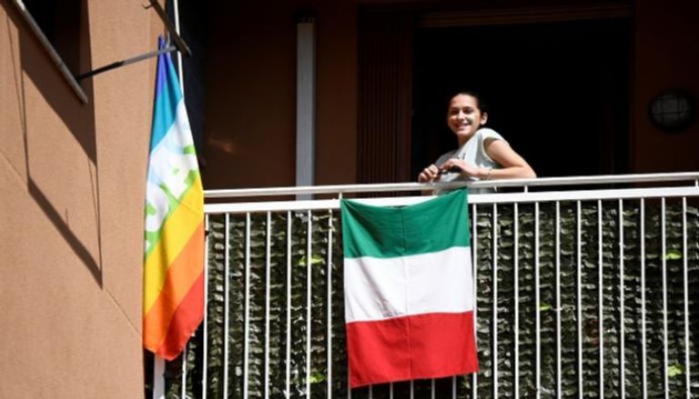 فتاة تحتفل من شرفة منزلها بذكرى تحرر إيطاليا من الاحتلال النازي 