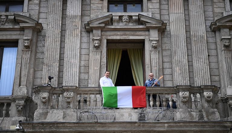 فتاة تحتفل من شرفة منزلها بذكرى تحرر إيطاليا من الاحتلال النازي 