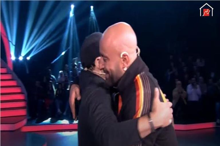 الفنان المصري أحمد السقا يحتضن الفنان الكوميدي محمد هنيدي في برنامج اغلب السقا أحد برامج مسابقات رمضان 2020 محمد هنيدي وأحمد السقا أثناء فقرة الساموراي