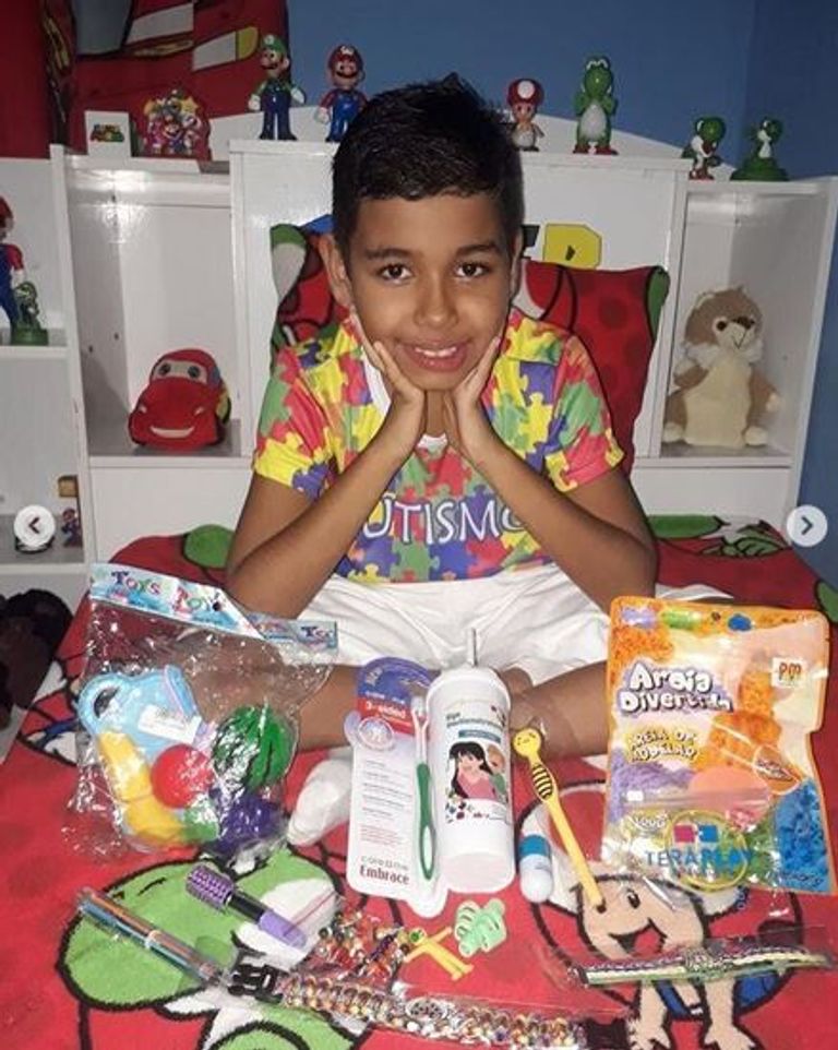 الطفل دانيلو مع ألعابه التي صنعتها له والدته