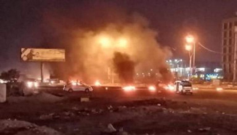 صورة متداولة لاحـتجاجات ضد انقطاع الكهرباء في عدن صورة متداولة لاحتجاجات ضد انقطاع الكهرباء في عدن