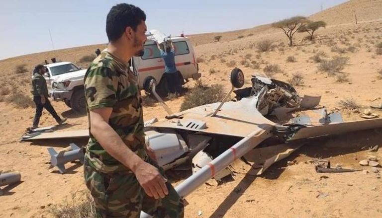 حطام طائرة تركية مسيرة بعد إسقاطها من الجيش الليبي-أرشيفية