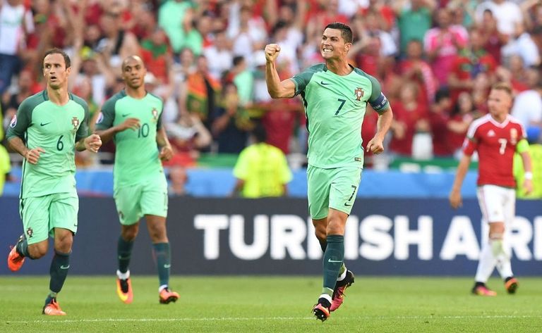 كريستيانو رونالدو أمام المجر كريستيانو رونالدو يحمل كأس يورو 2016