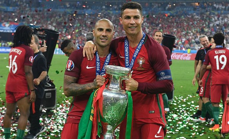 كريستيانو رونالدو وريكاردو كورايزما يحملان كأس يورو 2016 كريستيانو رونالدو يحمل كأس يورو 2016