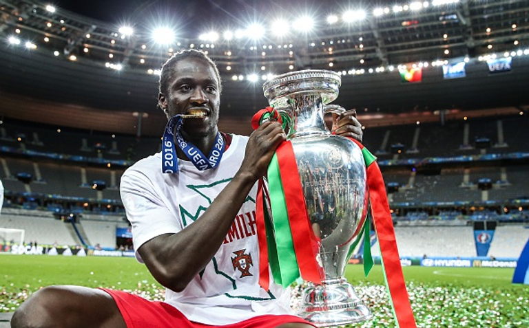 كريستيانو رونالدو يحمل كأس يورو 2016