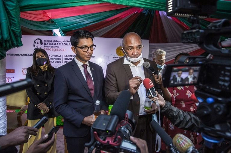 جنود غير مسلحين يوزعون أكياسا من الشاي العشبي المحلي في مدغشقر