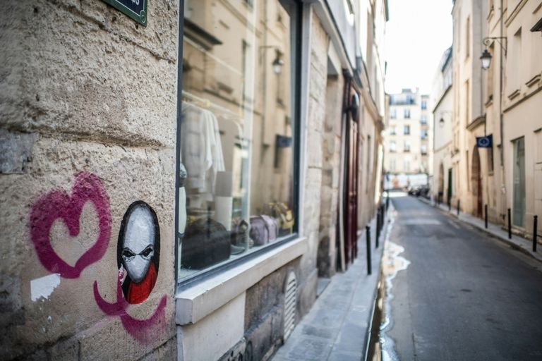 عمل للفنان كومبو في شارع باريسي