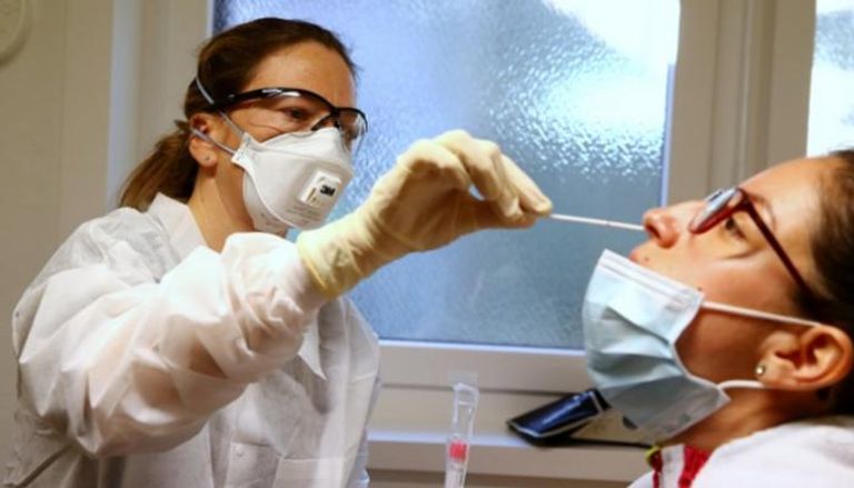 أحد أفراد أطقم الرعاية الطبية - أرشيفية