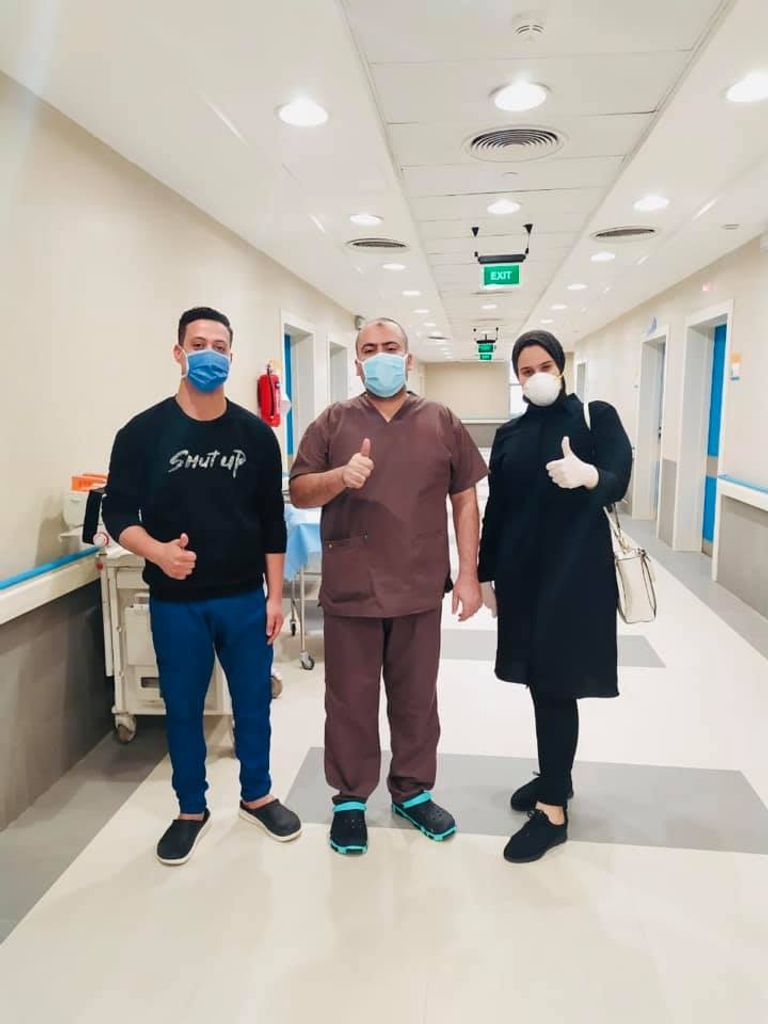 إسراء مع والدها الطبيب الراحل أحمد اللواح 